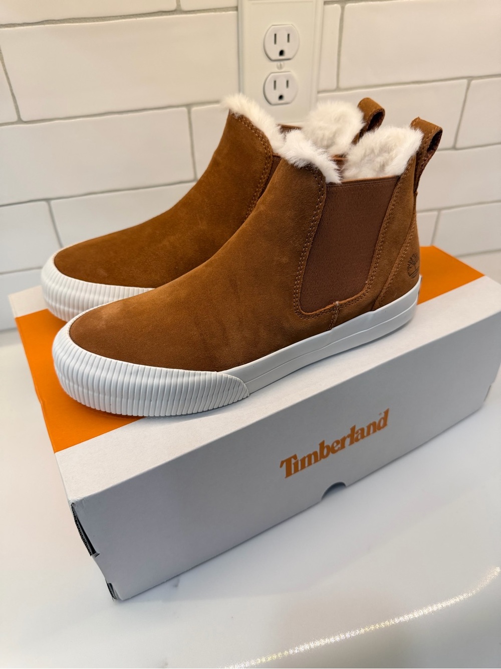 Timberland Women’s Skyla Bay 2.0 Chestnut Suede Shearling-Lined Chelsea Booties
